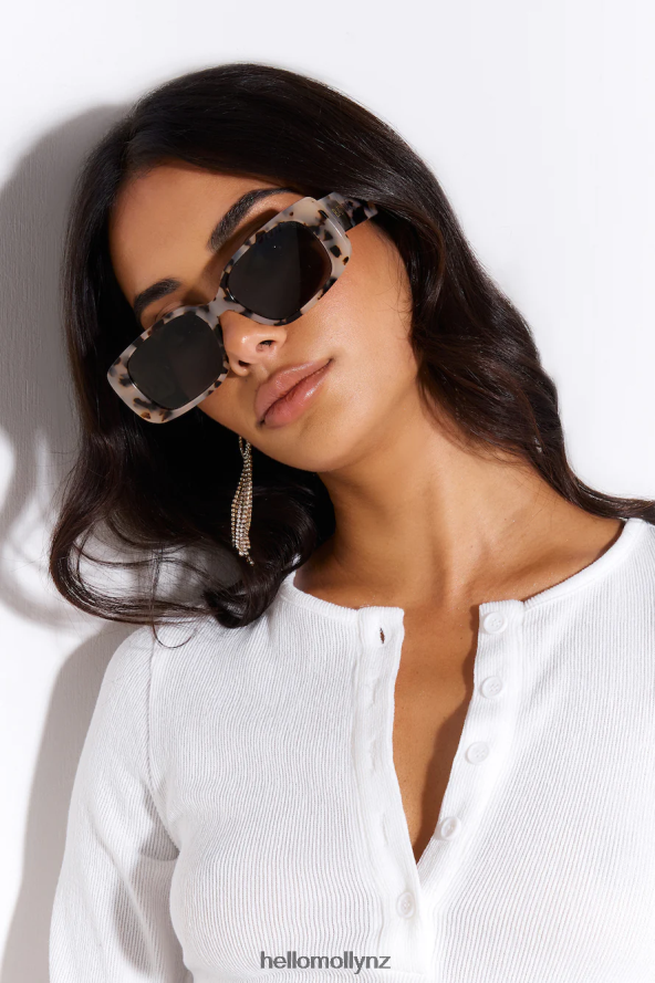 Hello Molly BANBE The Heatherton Sunglasses Blonde Tort Ink PBN88610197 Accessories